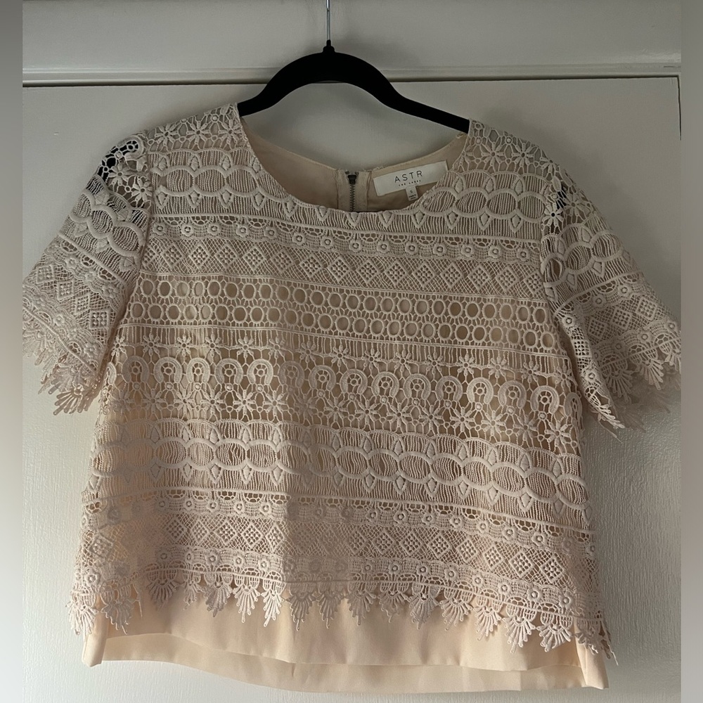 ASTR Short Sleeve Lace Overlay Blouse Top Romantic Whimsical Feminine Neutral